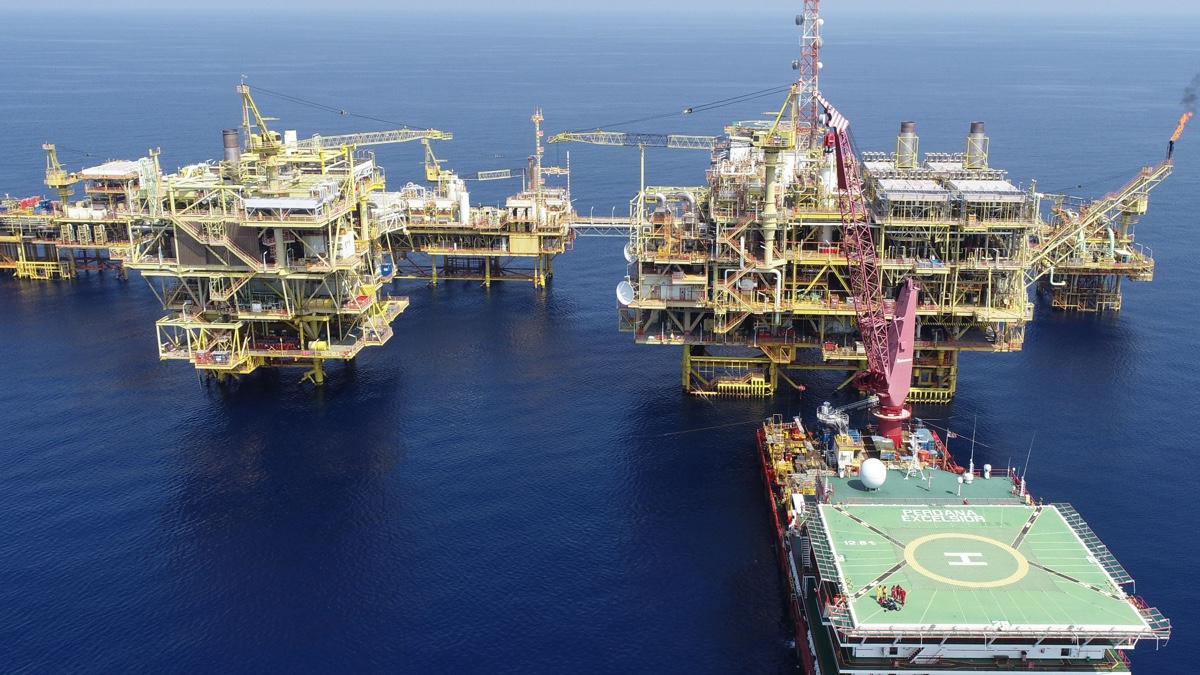 Oil and gas subsea refinery seal materials